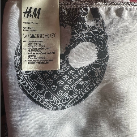 H&M Skull Scarf wrap around.. 75x15 1/2 - Picture 9 of 9